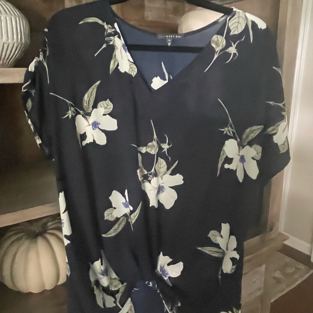West K floral blouse. Ruched front. Navy. XL